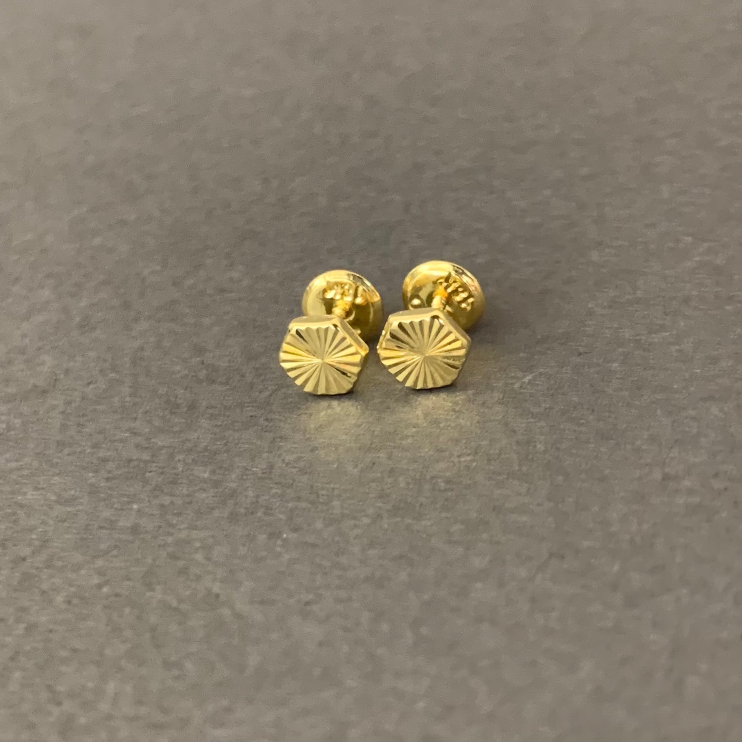 Topos Hexagono Diamantado 0.56gr / 5.6mm Oro Amarillo L720 18K