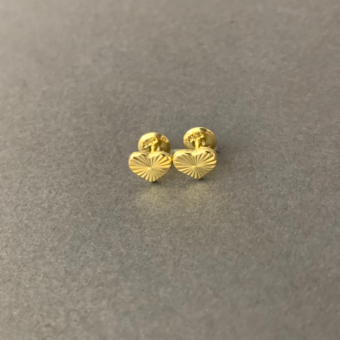 Topos Corazon Diamantado 0.64gr / 5.2mm Oro Amarillo L720 18K