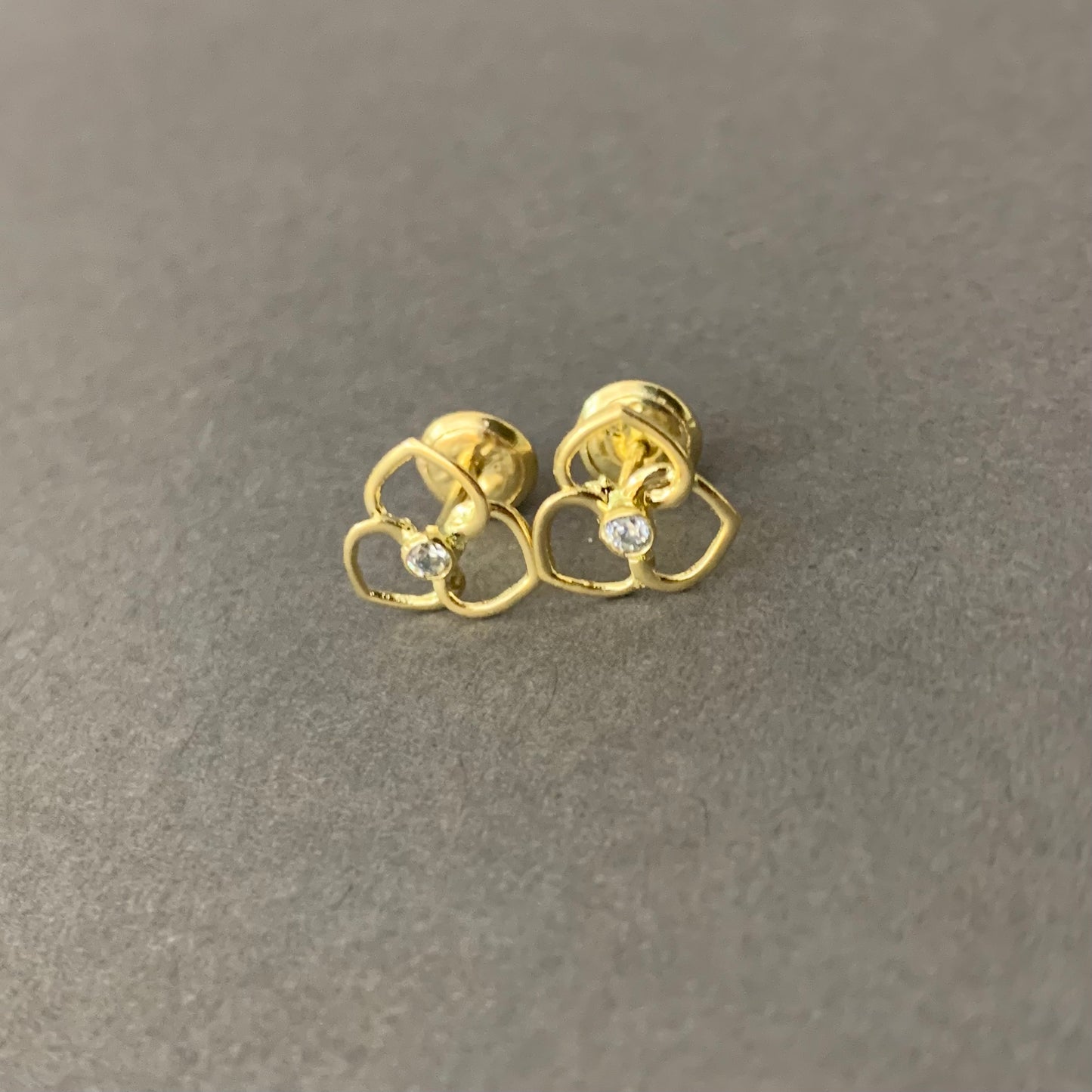 Topos Silueta Flor Circon 0.73gr / 9mm Oro Amarillo L720 18K