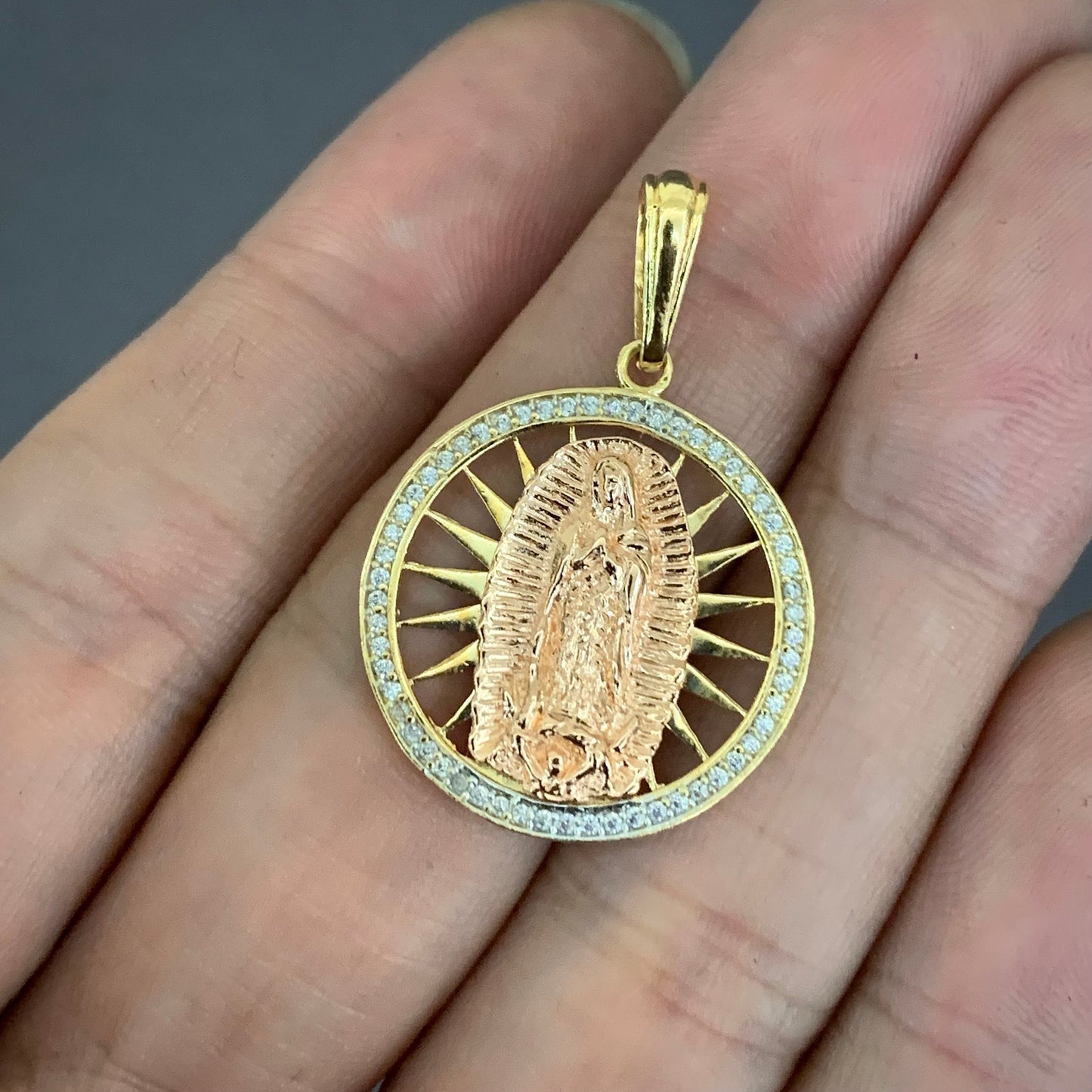 Dije Virgen Guadalupe Circones 4.21gr / 3.4cm / Tres Oros L720 18K