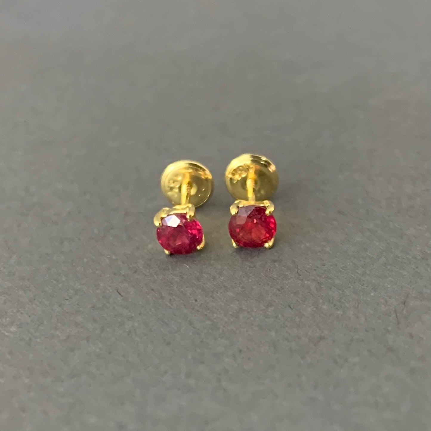 Topos Rubie 93Pts 0.94Gr / 4.5Mm Oro Amarillo L720 18K