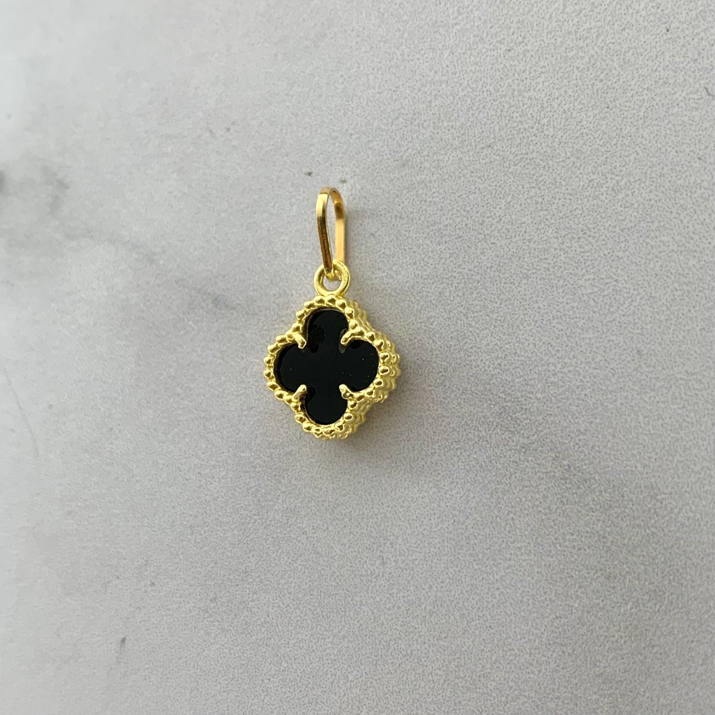 Dije Trebol Negro 1.2Gr / 17.5Mm Oro Amarillo L720 18K