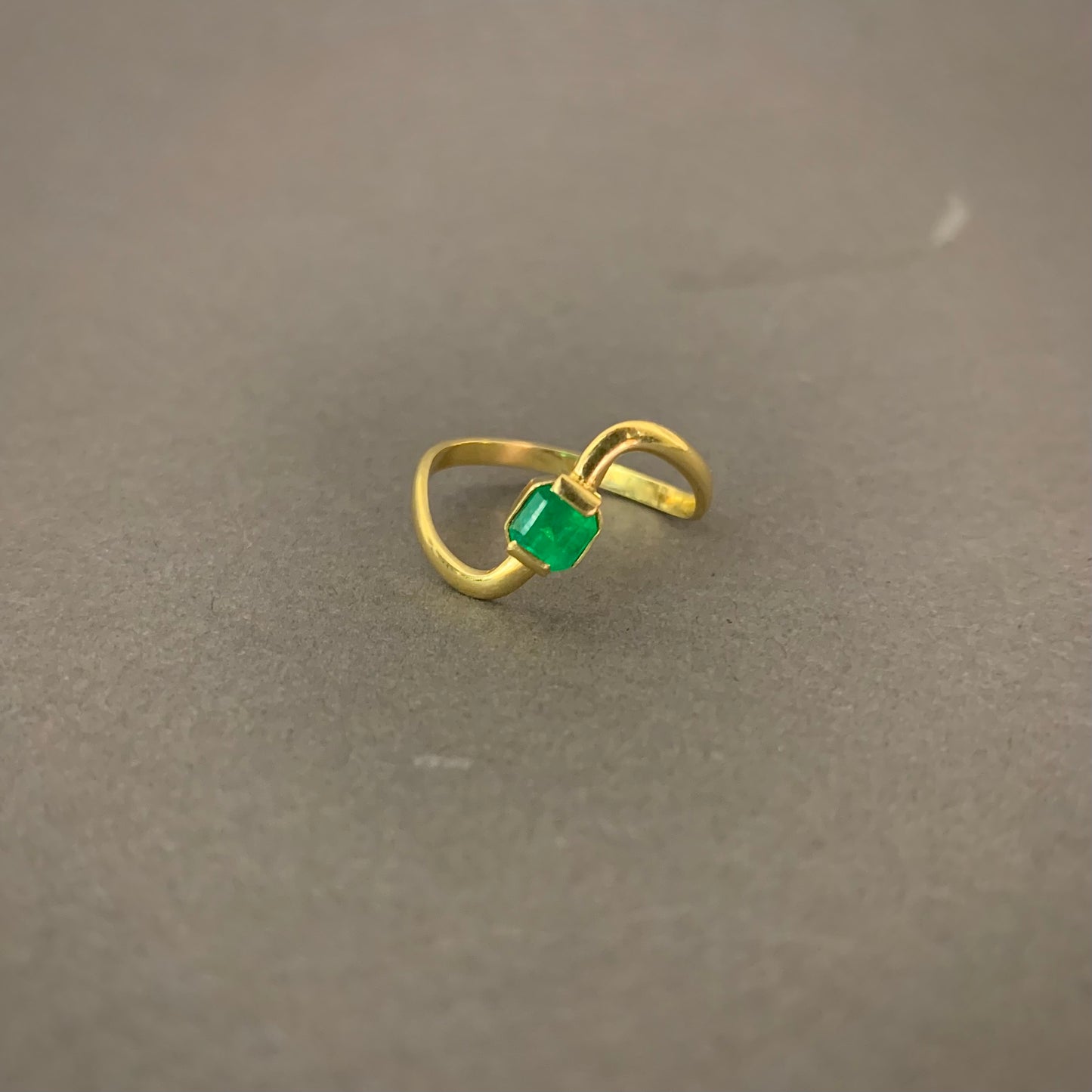 Anillo Curvo Esmeralda 2.11gr / T7 / 2.1mm Oro Amarillo L720 18K