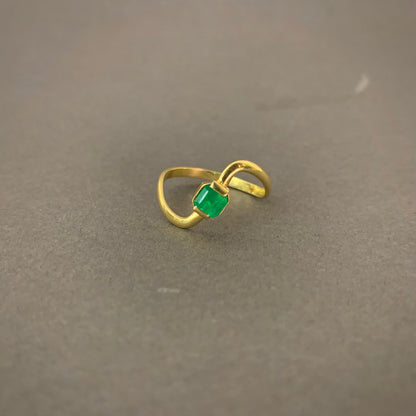 Anillo Curvo Esmeralda 2.11gr / T7 / 2.1mm Oro Amarillo L720 18K
