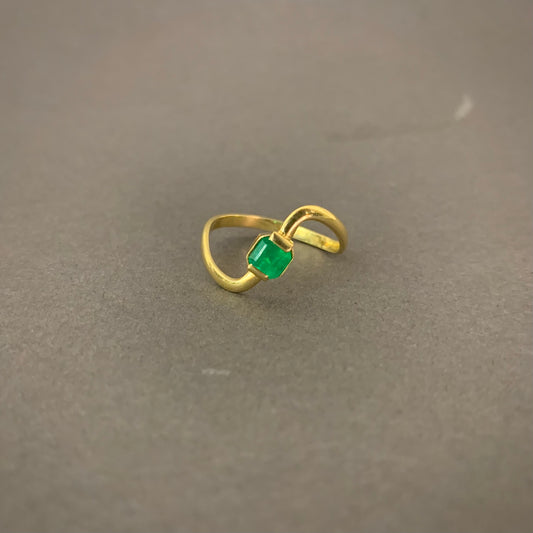 Anillo Curvo Esmeralda 2.11gr / T7 / 2.1mm Oro Amarillo L720 18K