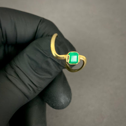 Anillo Curvo Esmeralda 2.11gr / T7 / 2.1mm Oro Amarillo L720 18K