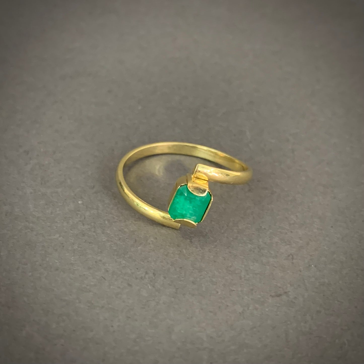 Anillo Solitario Esmeralda 2.3gr / T8 1/2 / 2.1mm Oro Amarillo L720 18K