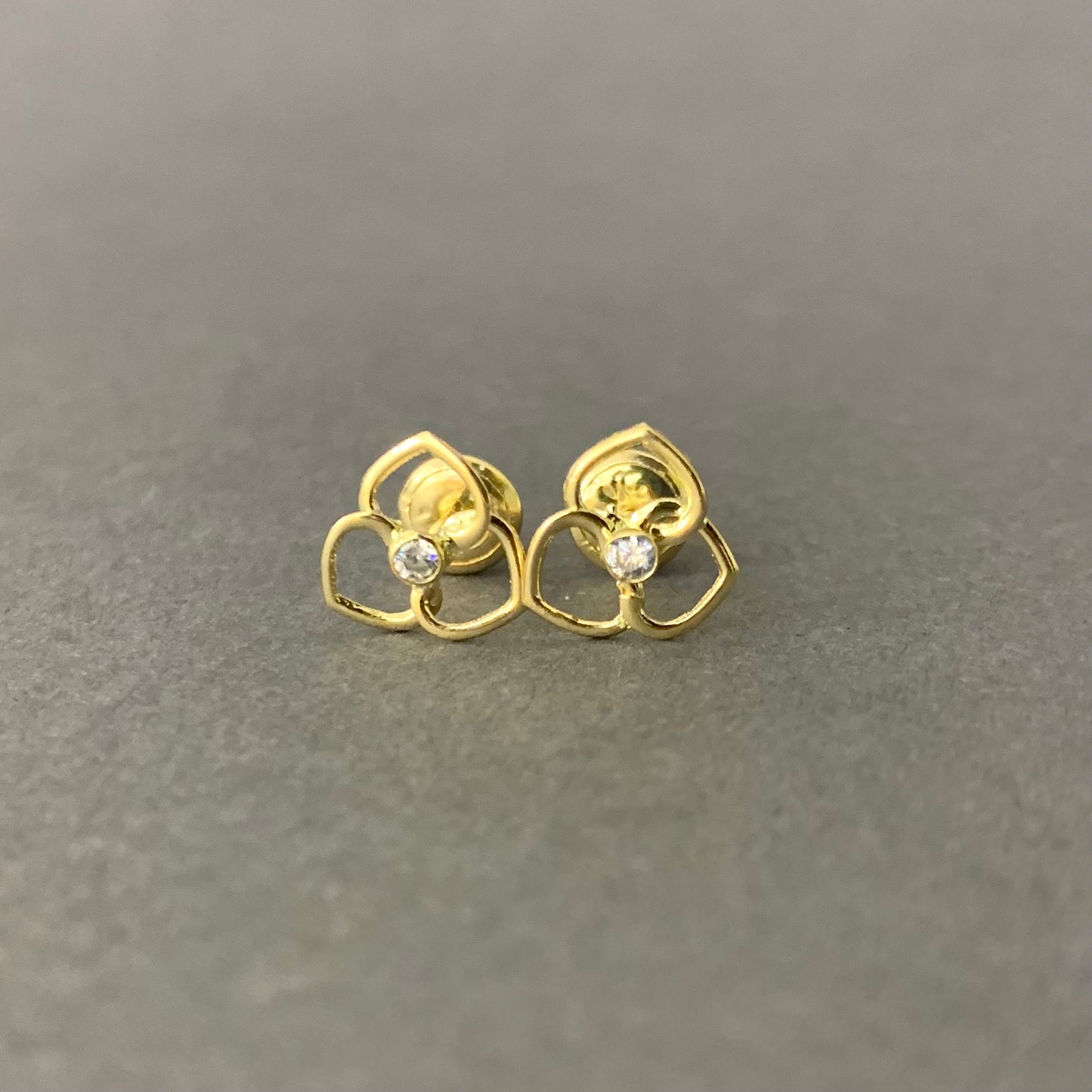 Topos Silueta Flor Circon 0.73gr / 9mm Oro Amarillo L720 18K