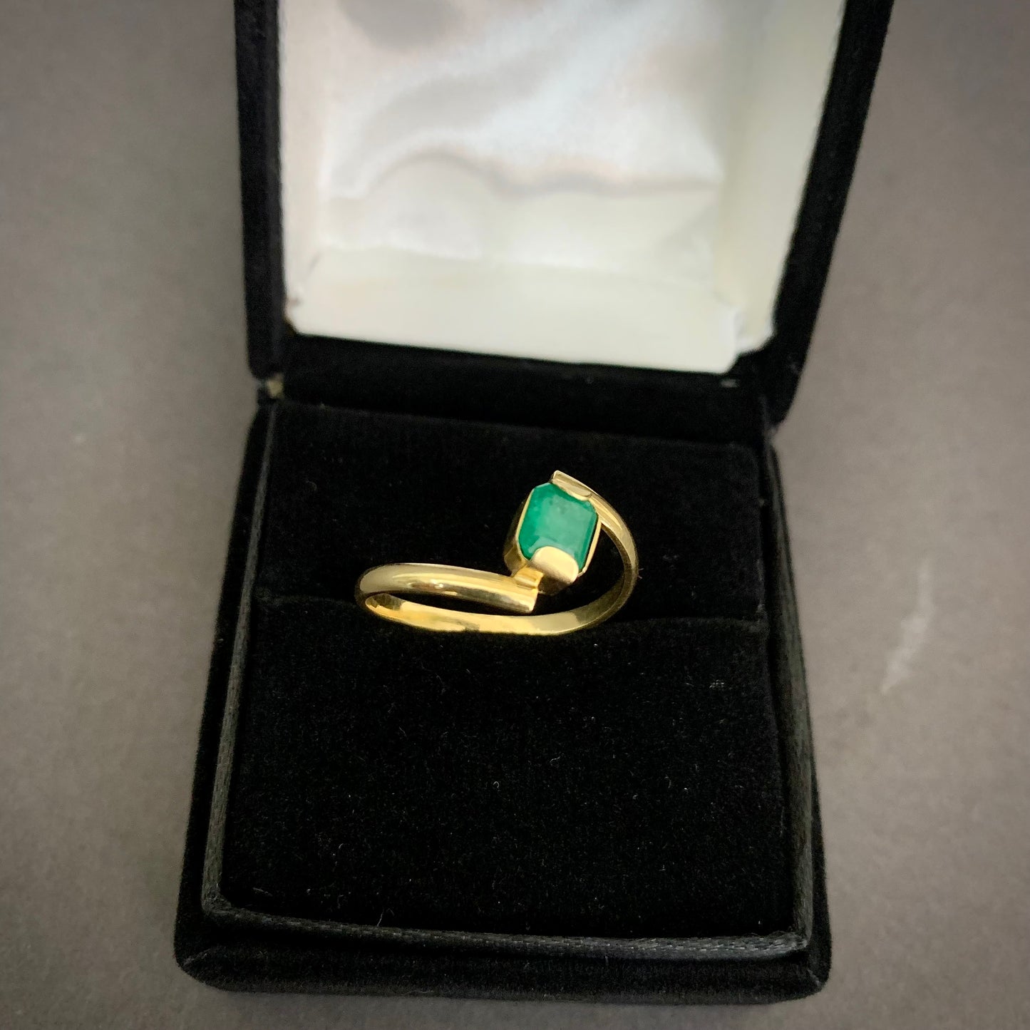 Anillo Solitario Esmeralda 2.3gr / T8 1/2 / 2.1mm Oro Amarillo L720 18K