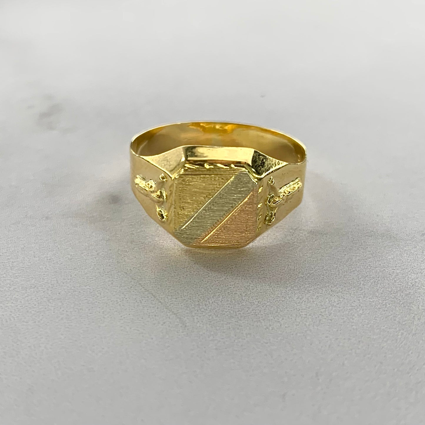 Anillo Sello Cristo 2.7Gr / T9 / 4.7Mm Tres Oros L720 18K