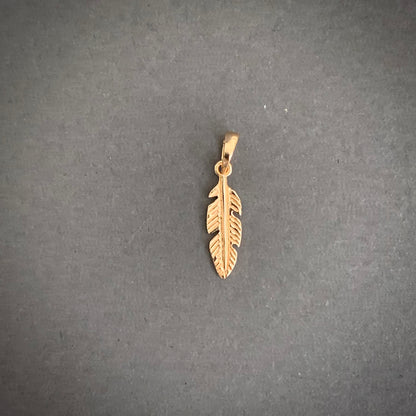 Dije Pluma 0.72gr / 2cm / Oro Rosa L720 18K