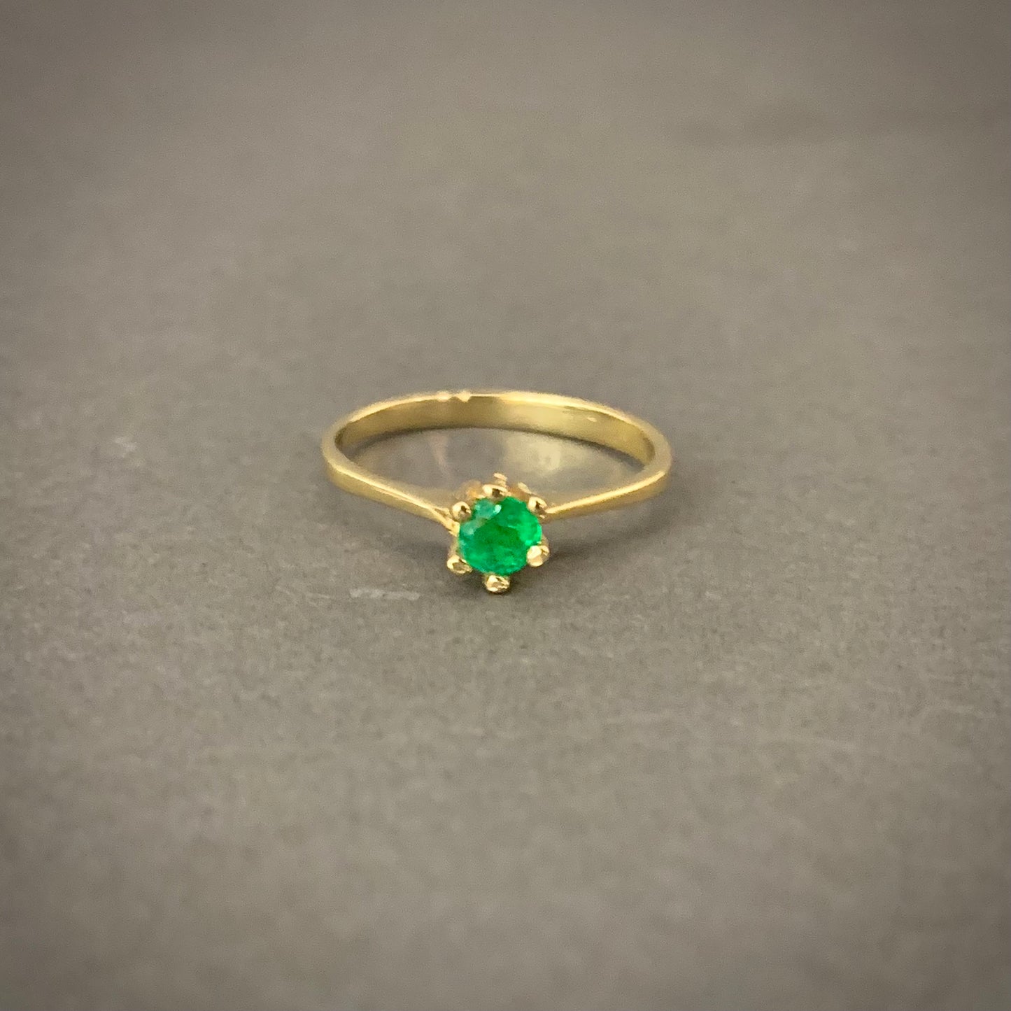 Anillo Solitario Esmeralda 1.51gr / T5 / 1.91mm Oro Amarillo L720 18K