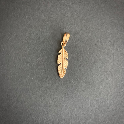 Dije Pluma 0.72gr / 2cm / Oro Rosa L720 18K