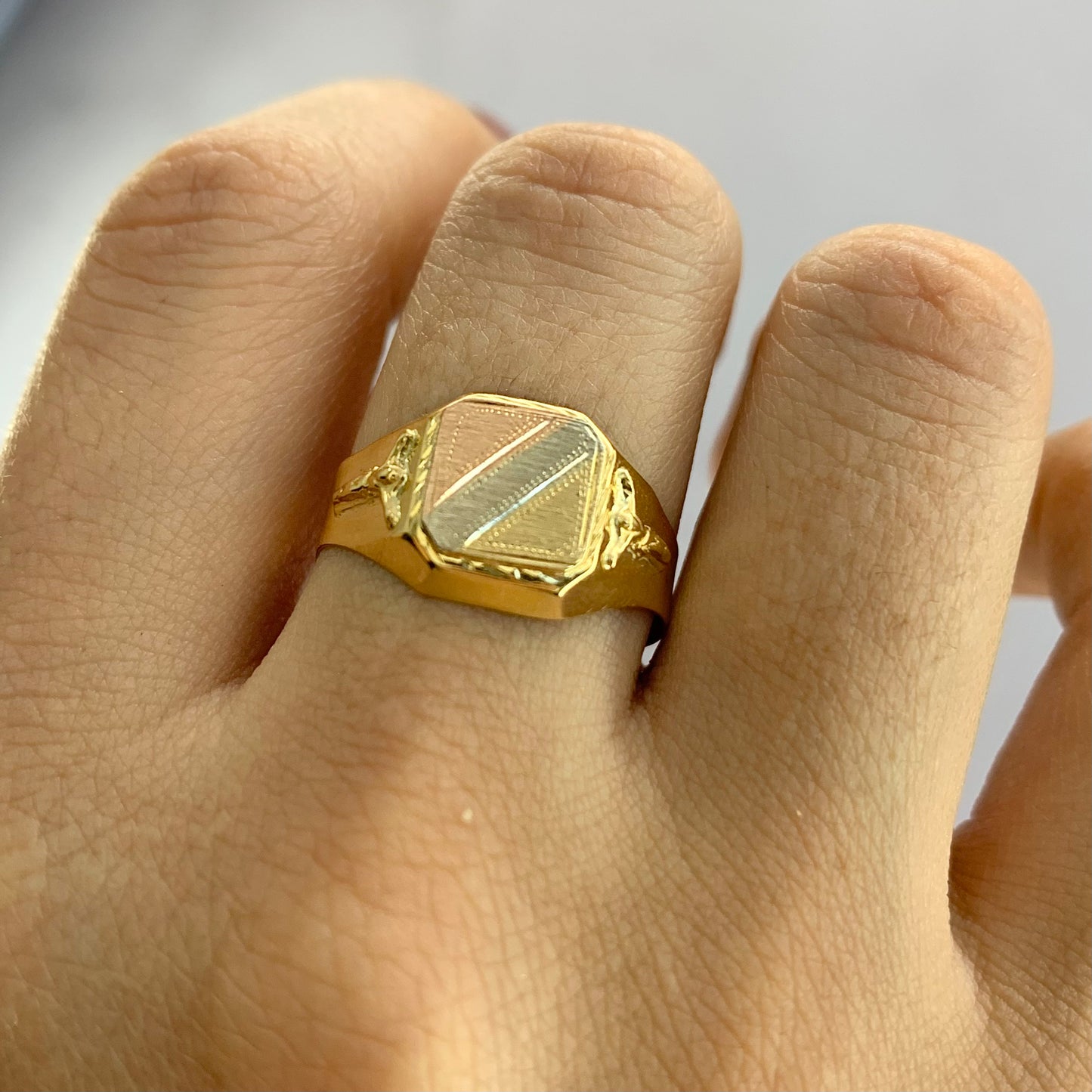 Anillo Sello Cristo 2.7Gr / T9 / 4.7Mm Tres Oros L720 18K
