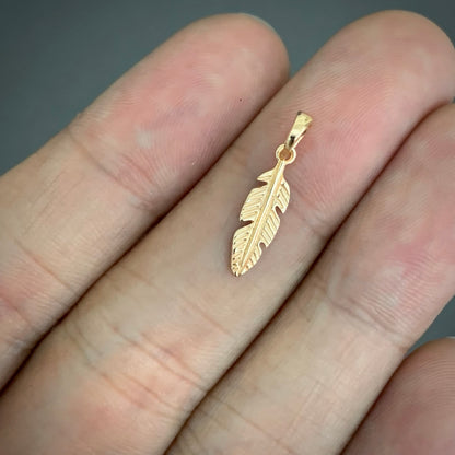 Dije Pluma 0.72gr / 2cm / Oro Rosa L720 18K