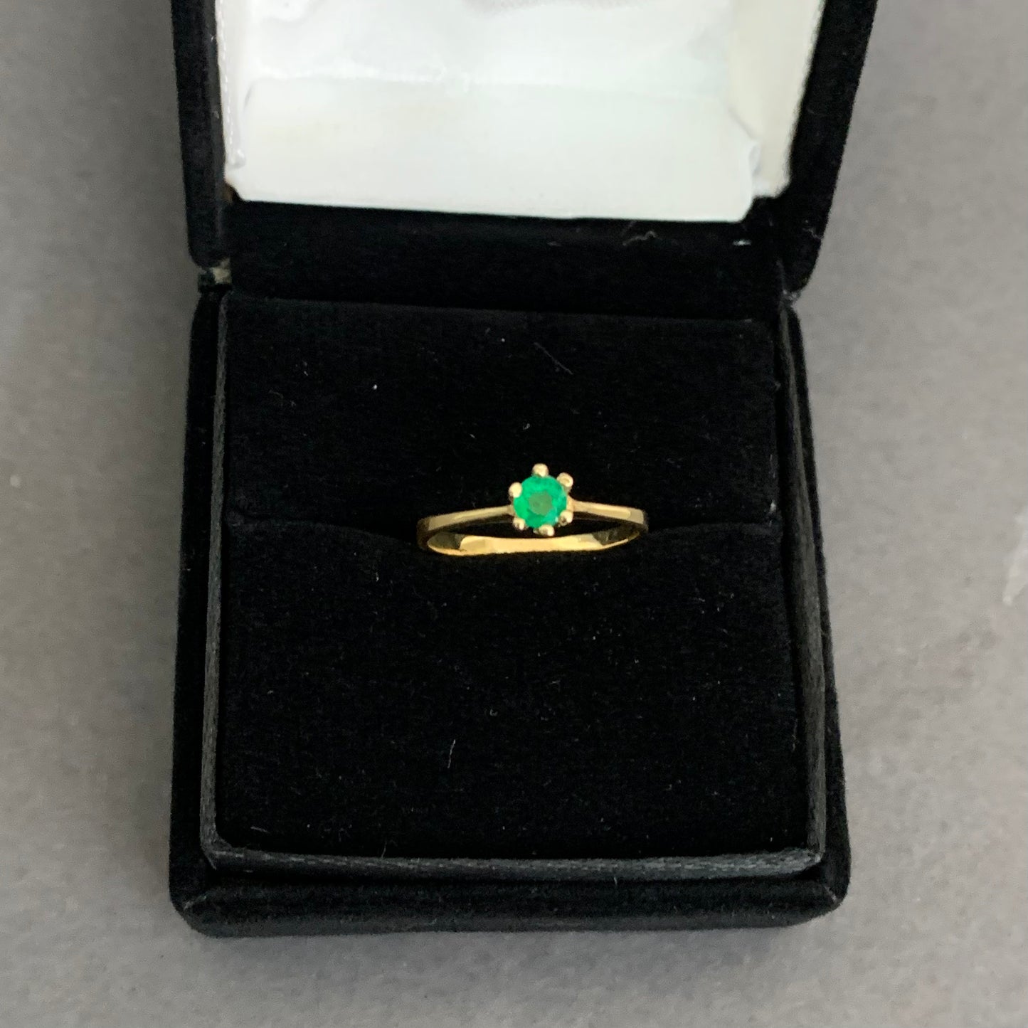 Anillo Solitario Esmeralda 1.51gr / T5 / 1.91mm Oro Amarillo L720 18K