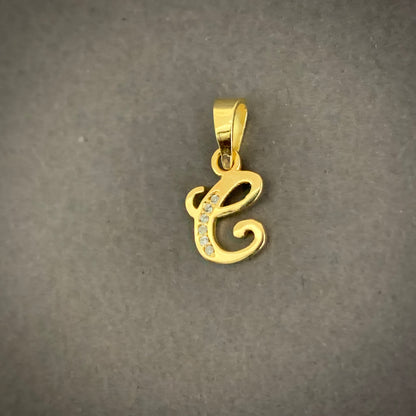 Dije Letra E 0.98gr / 1.8cm / Oro Amarillo L720 18K