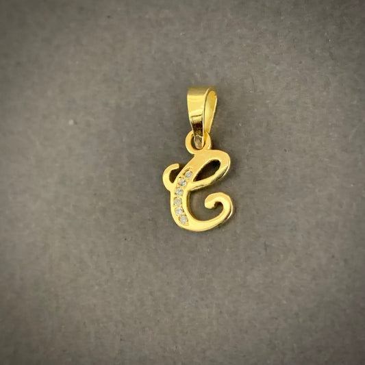 Dije Letra E 0.98gr / 1.8cm / Oro Amarillo L720 18K