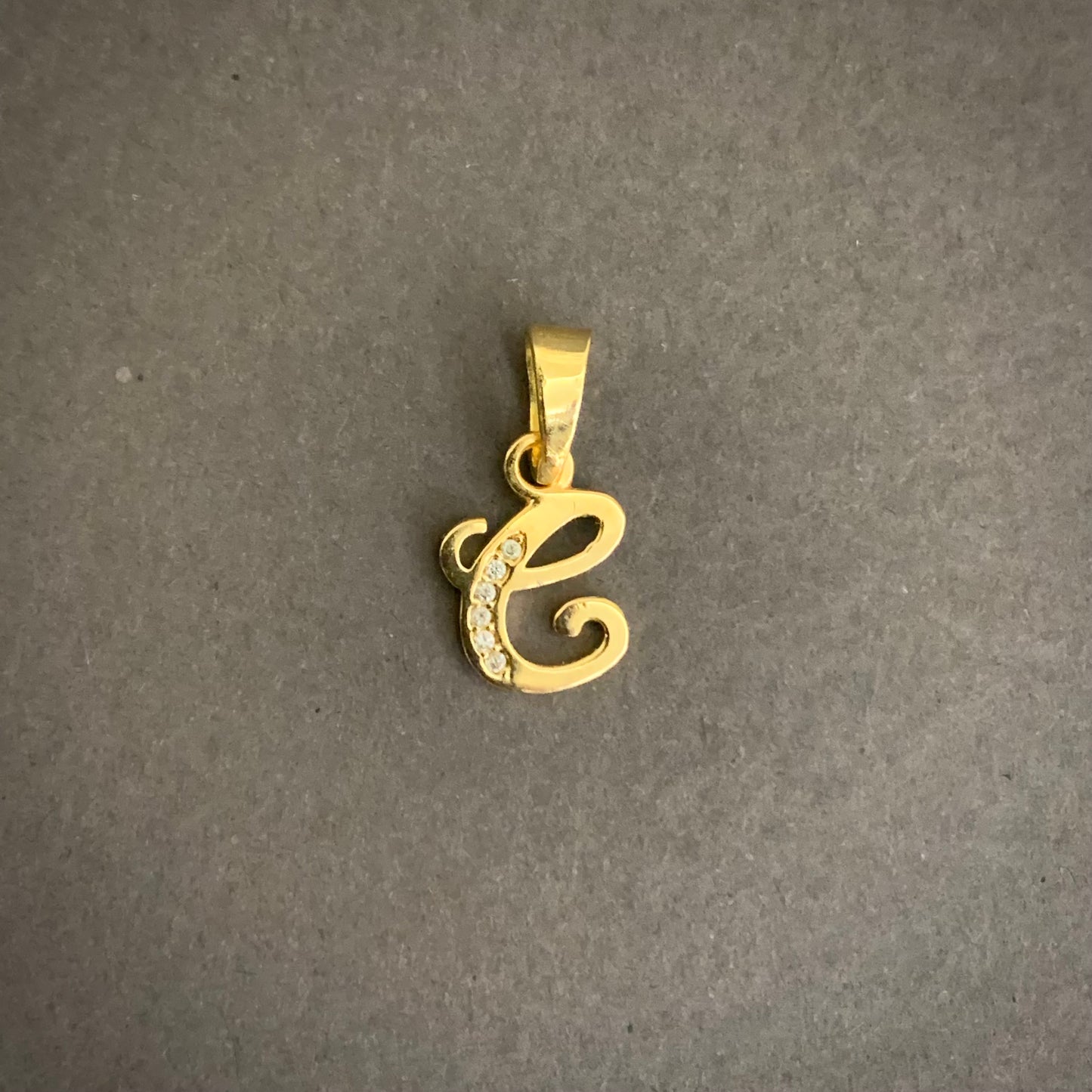 Dije Letra E 0.98gr / 1.8cm / Oro Amarillo L720 18K