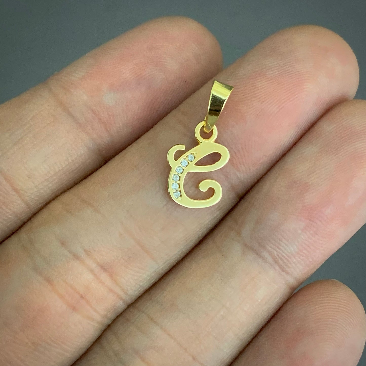 Dije Letra E 0.98gr / 1.8cm / Oro Amarillo L720 18K